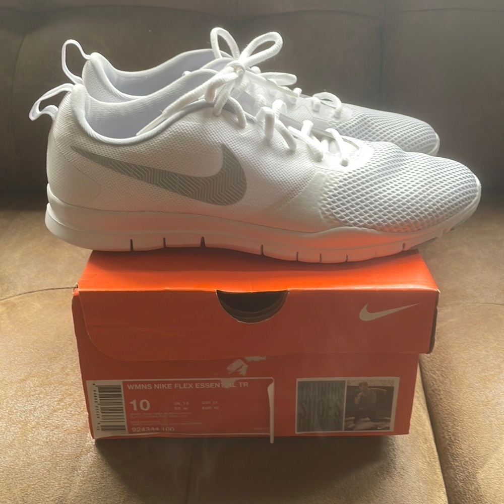 Nike Womens Flex Essential TR 10 NEW